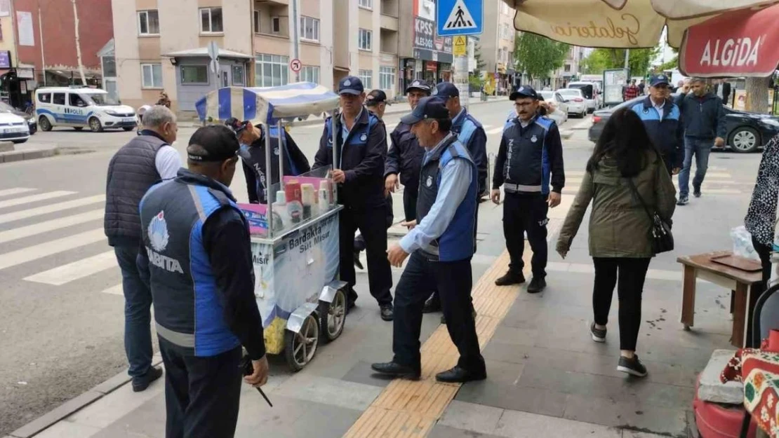 Kars'ta belediyeden kaldırım işgallerine müdahale