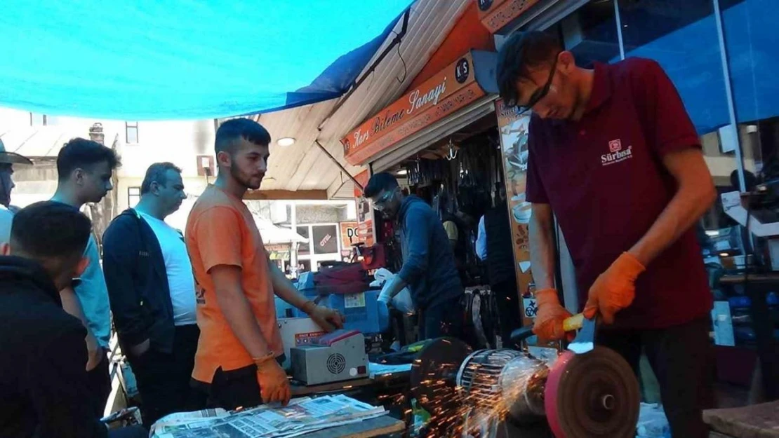 Kars'ta bıçaklar kurbanlıklar için bileniyor