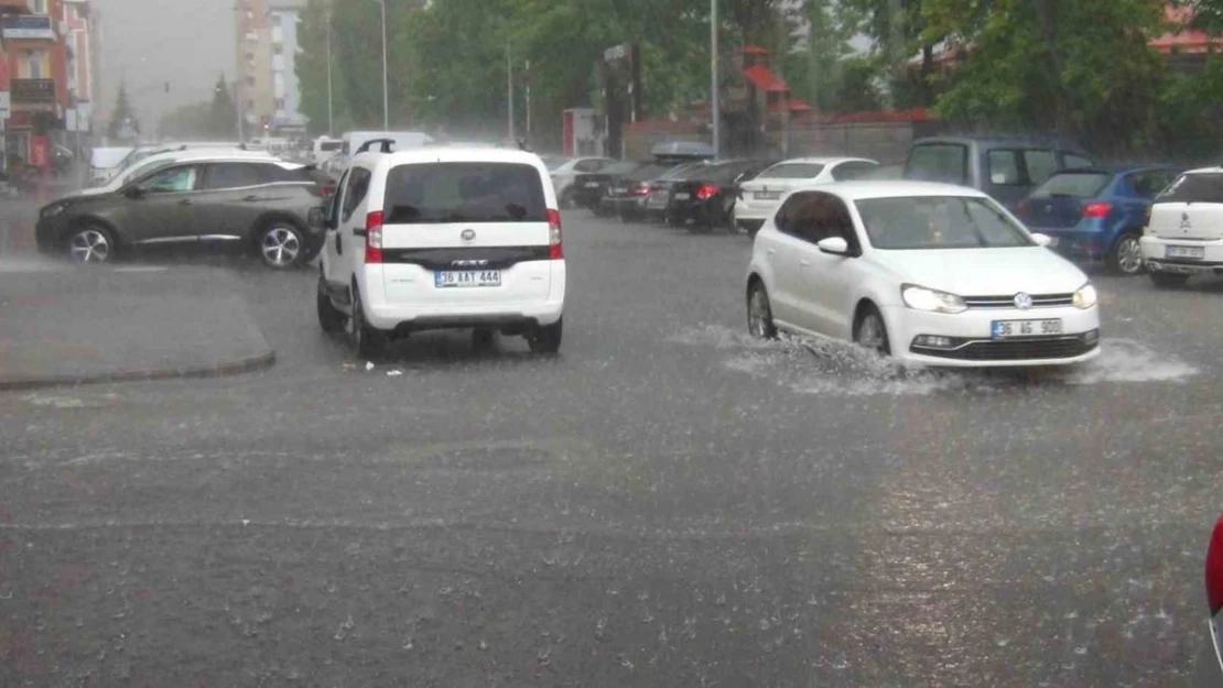 Kars'ta cadde ve sokaklar sular altında kaldı