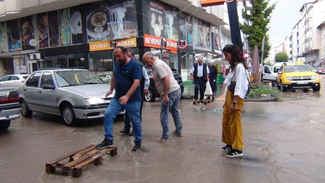 Kars'ta caddeler göle döndü