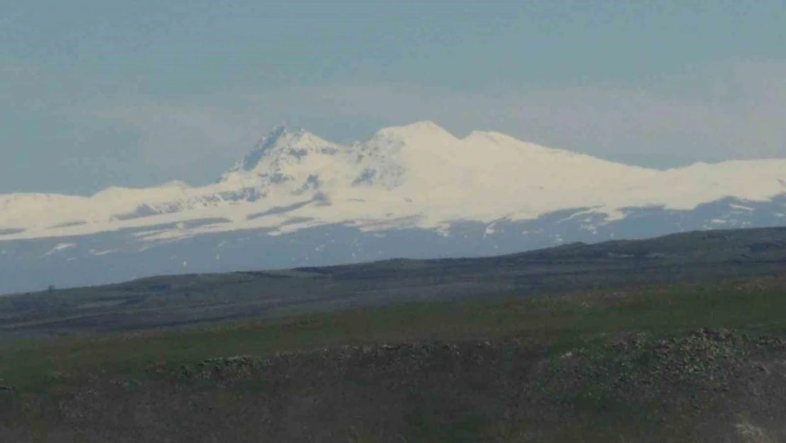 Kars'ta dağların zirvesi beyaza büründü