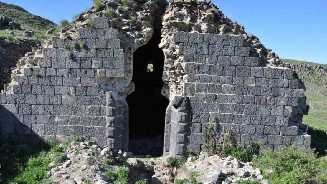 Kars'ta defineciler kilise de kazılmadık yer bırakmadı