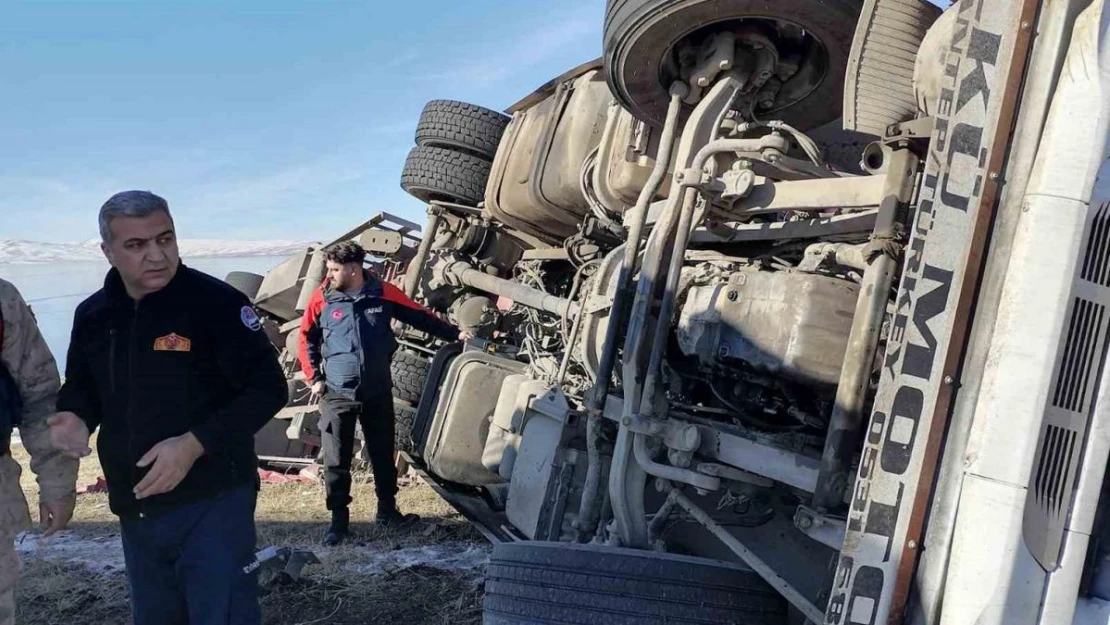 Kars'ta devrilen tırda can pazarı