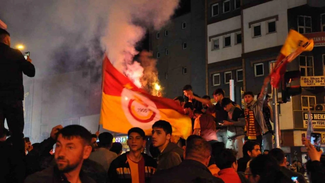 Kars'ta Galatasaray taraftarları sokağa döküldü