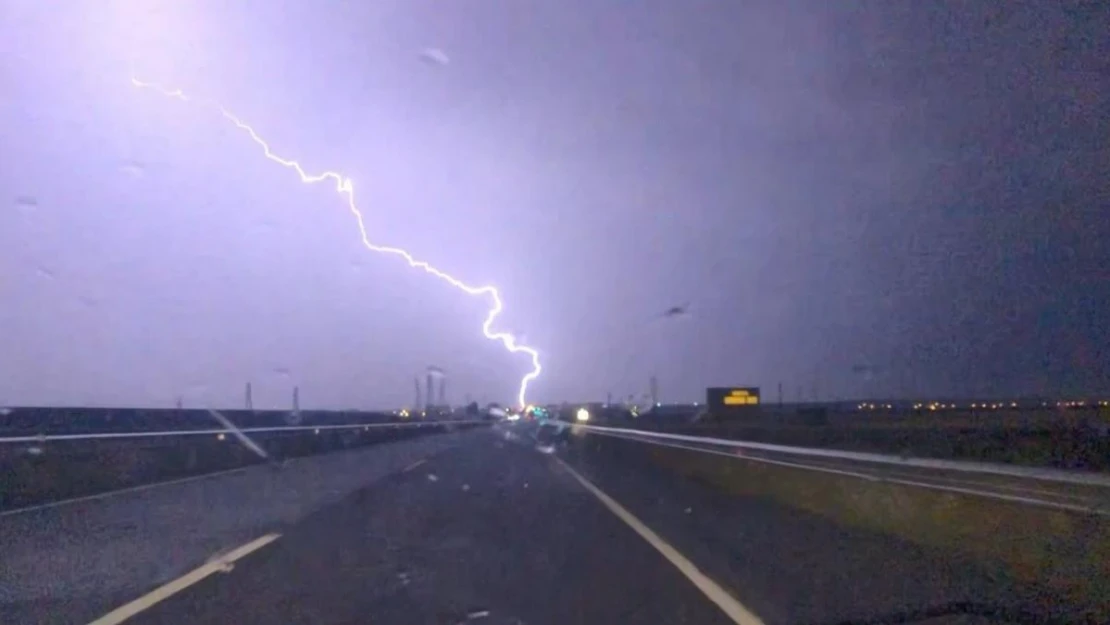 Kars'ta gökyüzü şimşeklerle aydınlandı