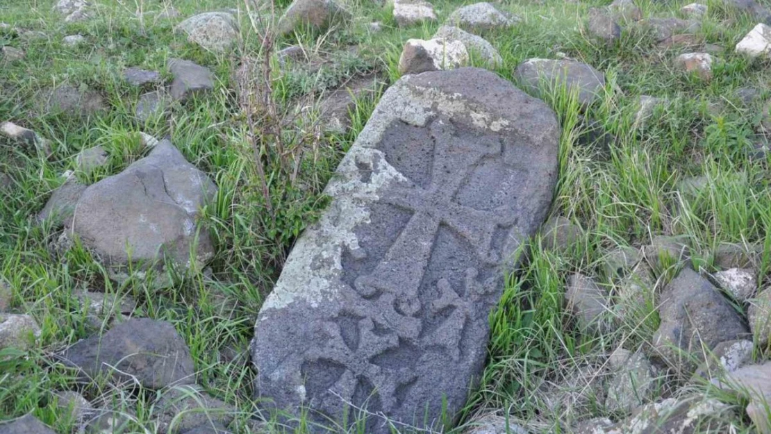 Kars'ta haç işaretli tarihi mezarlar görenlerin dikkatini çekiyor