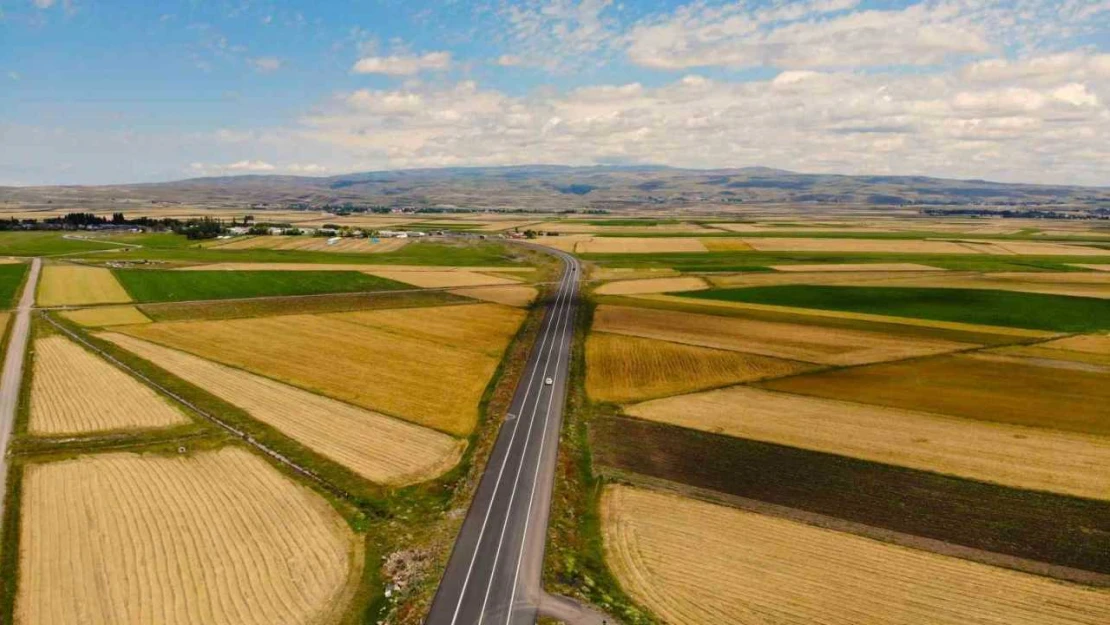 Kars'ta halı ve kilim desenine bürünmüş tarım arazileri dron ile görüntülendi