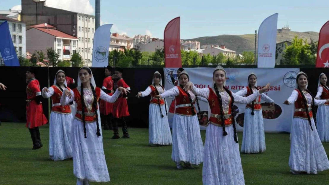 Kars'ta halk oyunları rüzgarı esti