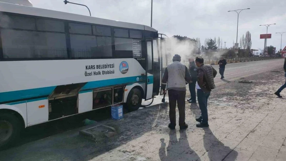 Kars'ta hareket halindeki dolmuş yandı