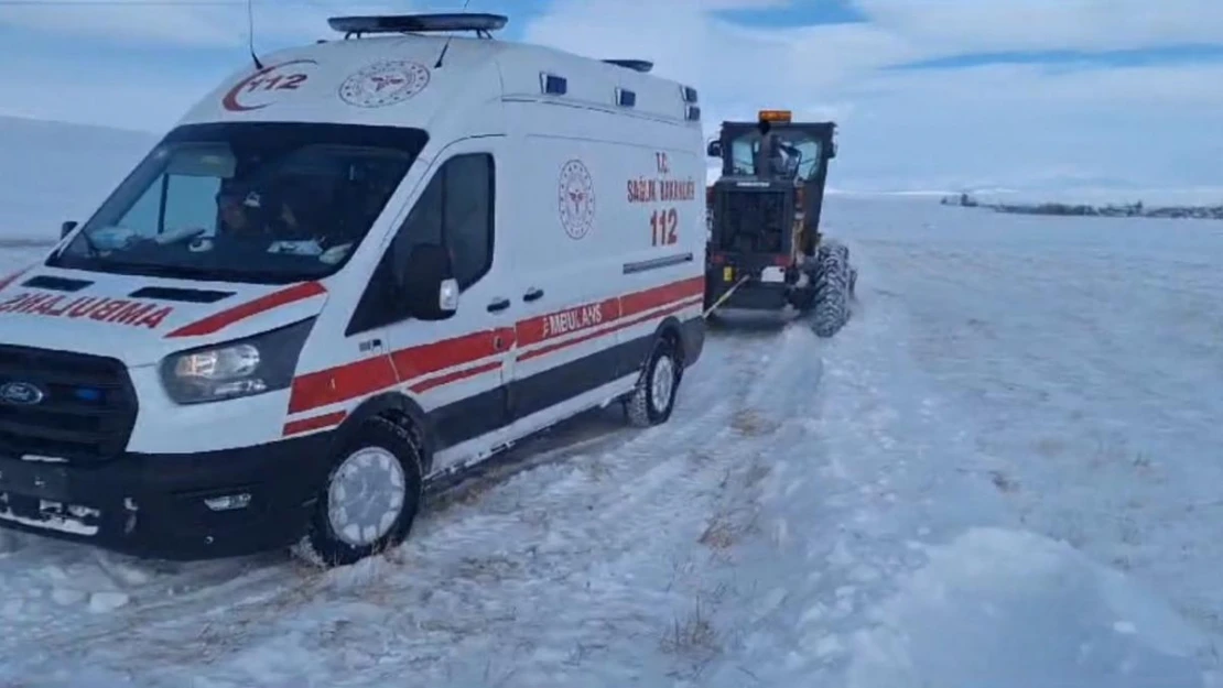 Kars'ta hastaya giden ambulans kara saplandı