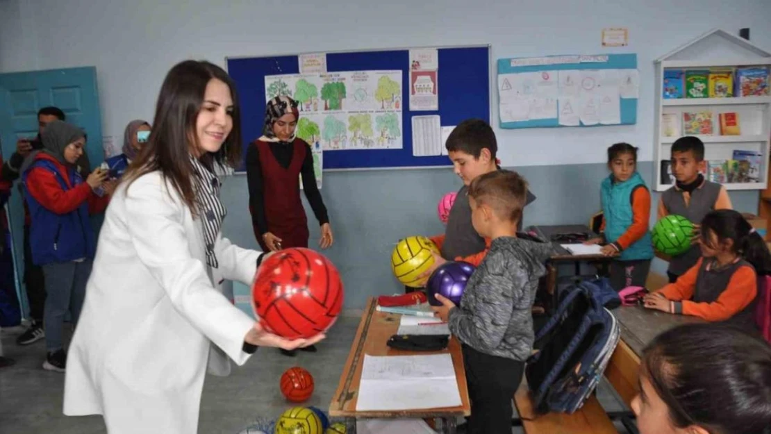 Kars'ta hayırsever iş kadınından öğrencilere destek