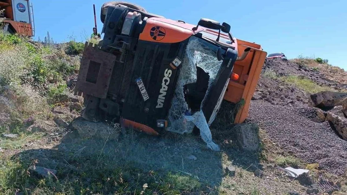 Kars'ta ölümlü kaza... Kamyon şarampole devrildi