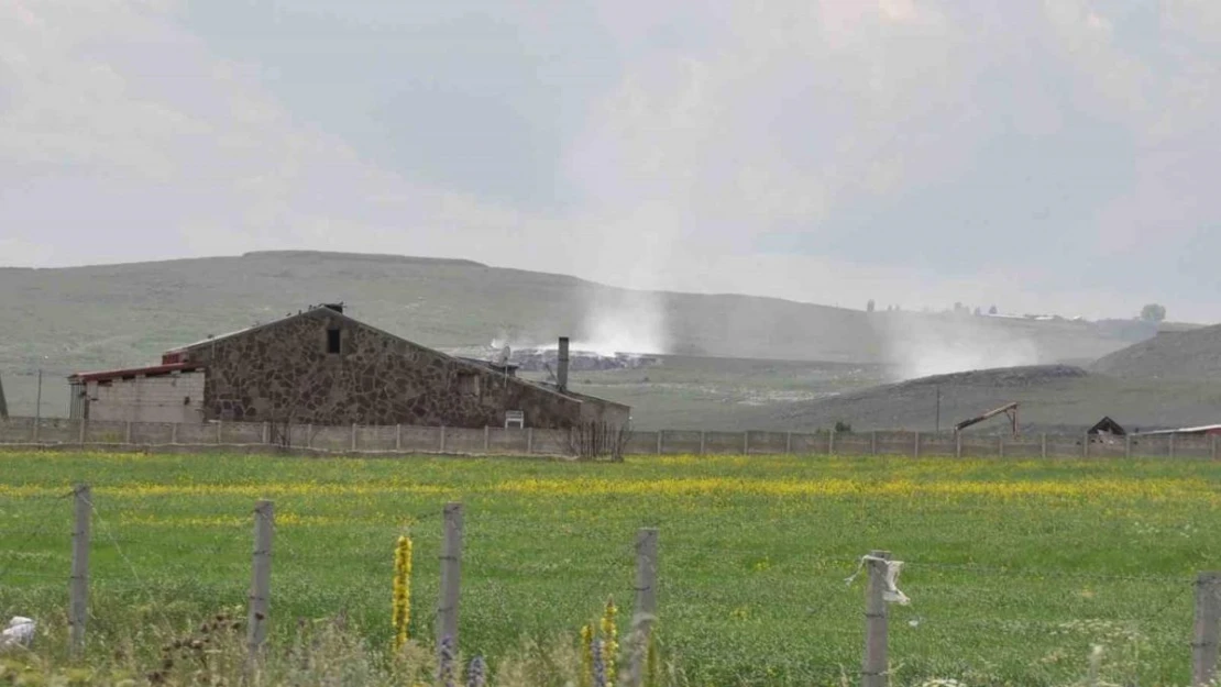 Kars'ta Karadağ çöplüğü yanıyor