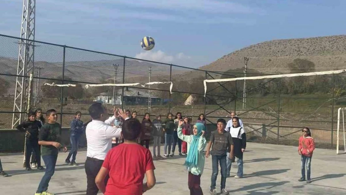 Kars'ta kaymakam öğrencilerle kitap okudu, voleybol oynadı