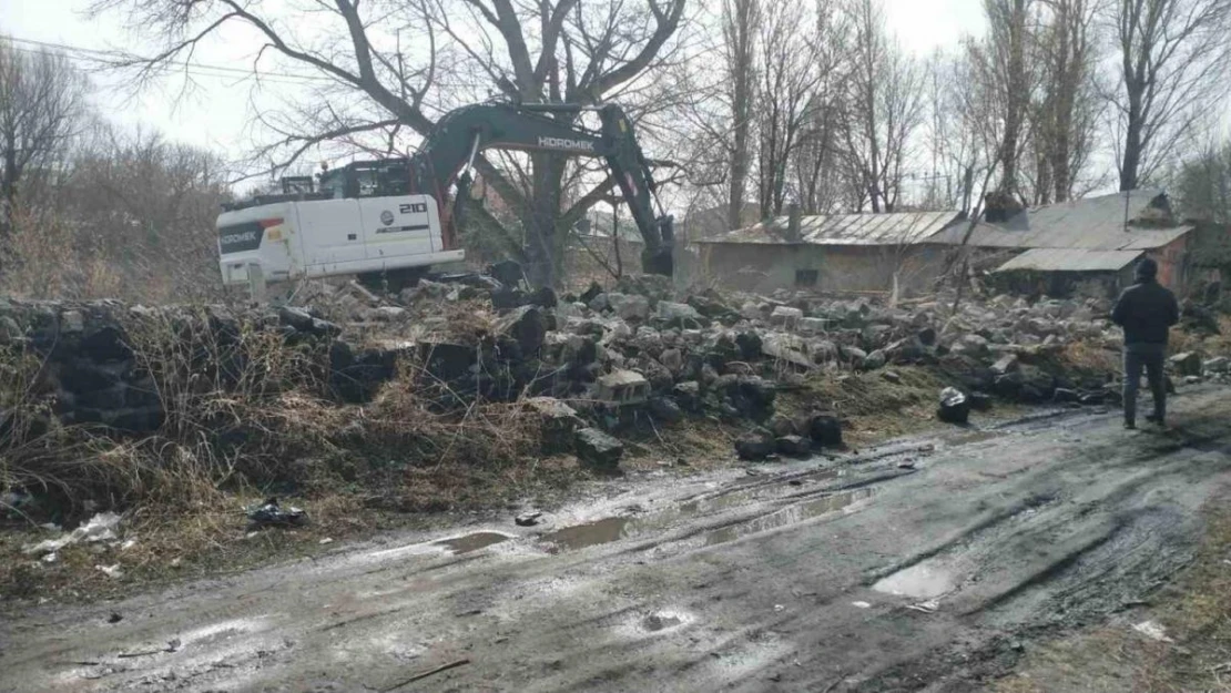 Kars'ta metruk binalar tek tek yıkılıyor