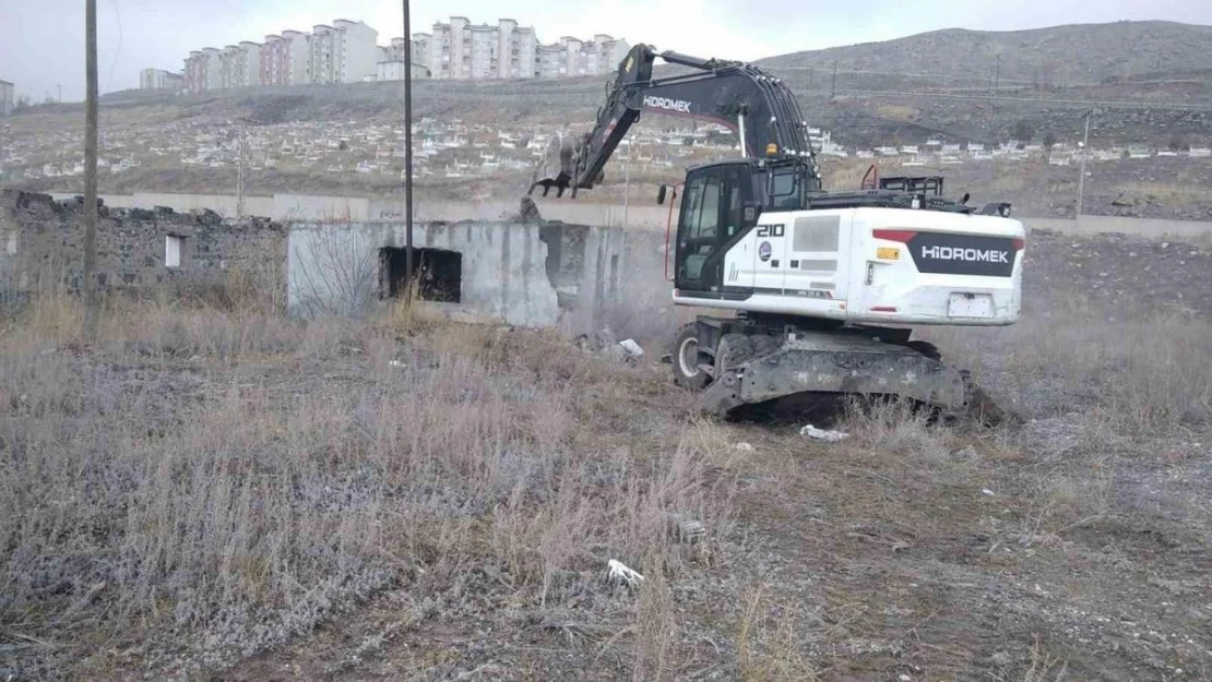 Kars'ta metruk binaların yıkımı devam ediyor