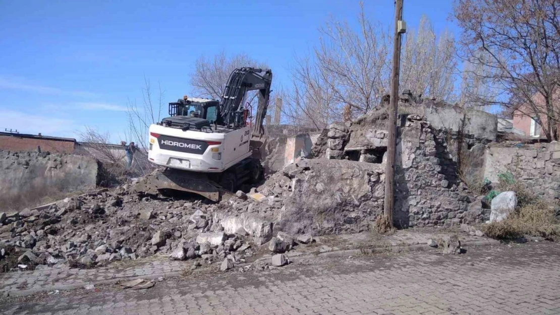 Kars'ta metruk yapıların yıkımı sürüyor