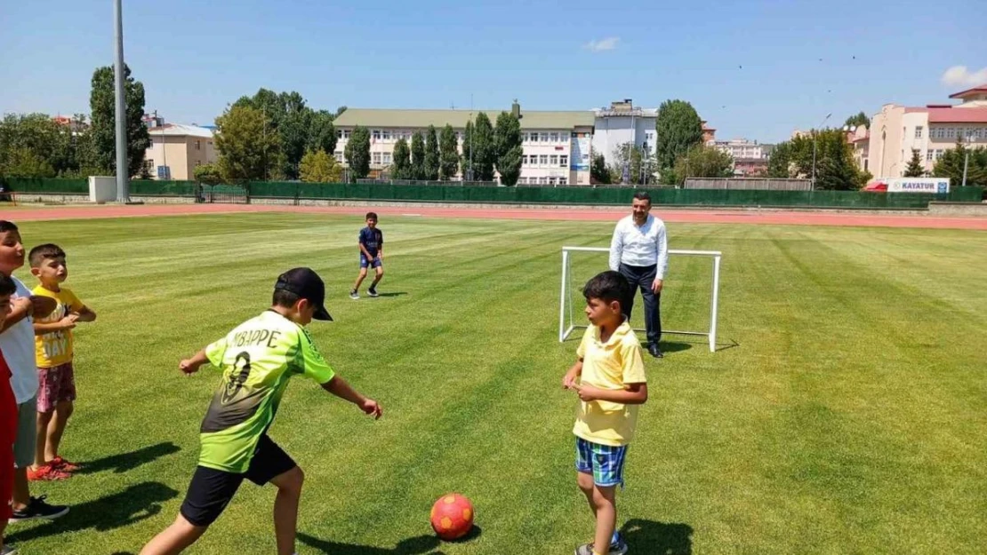 Kars'ta milletvekili çocuklarla top oynadı