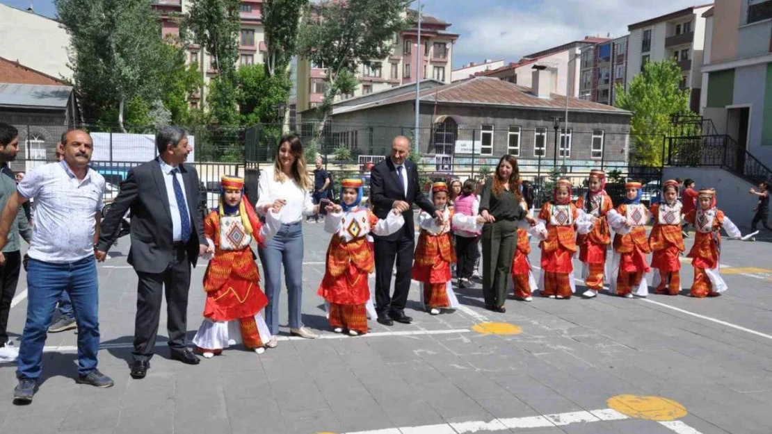 Kars'ta öğrencilerden depremzedelere destek