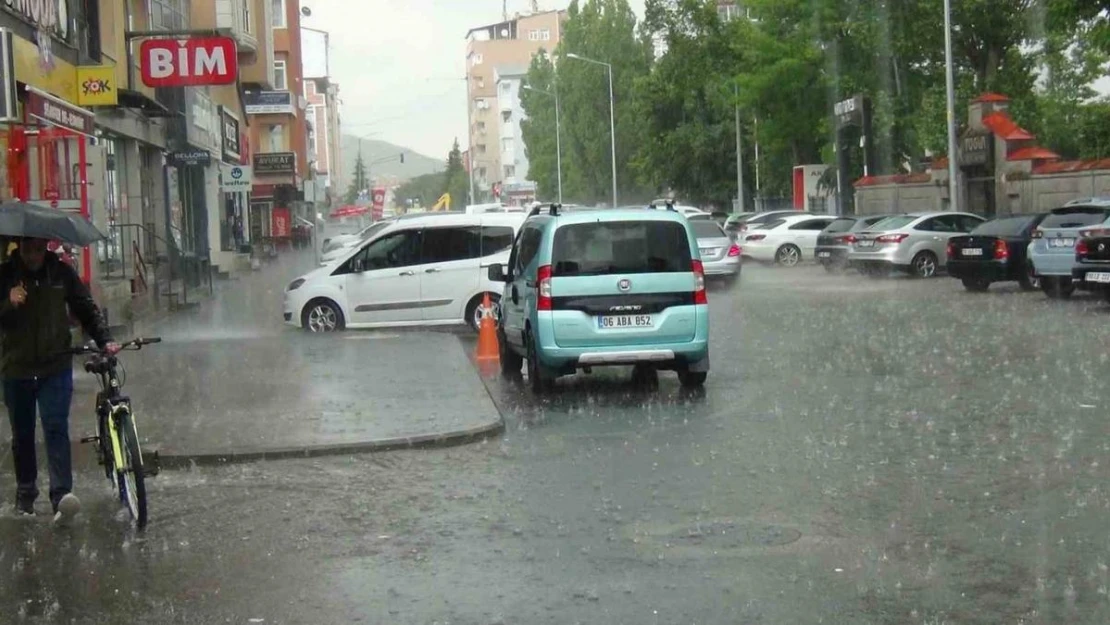 Kars'ta sağanak caddeleri göle çevirdi