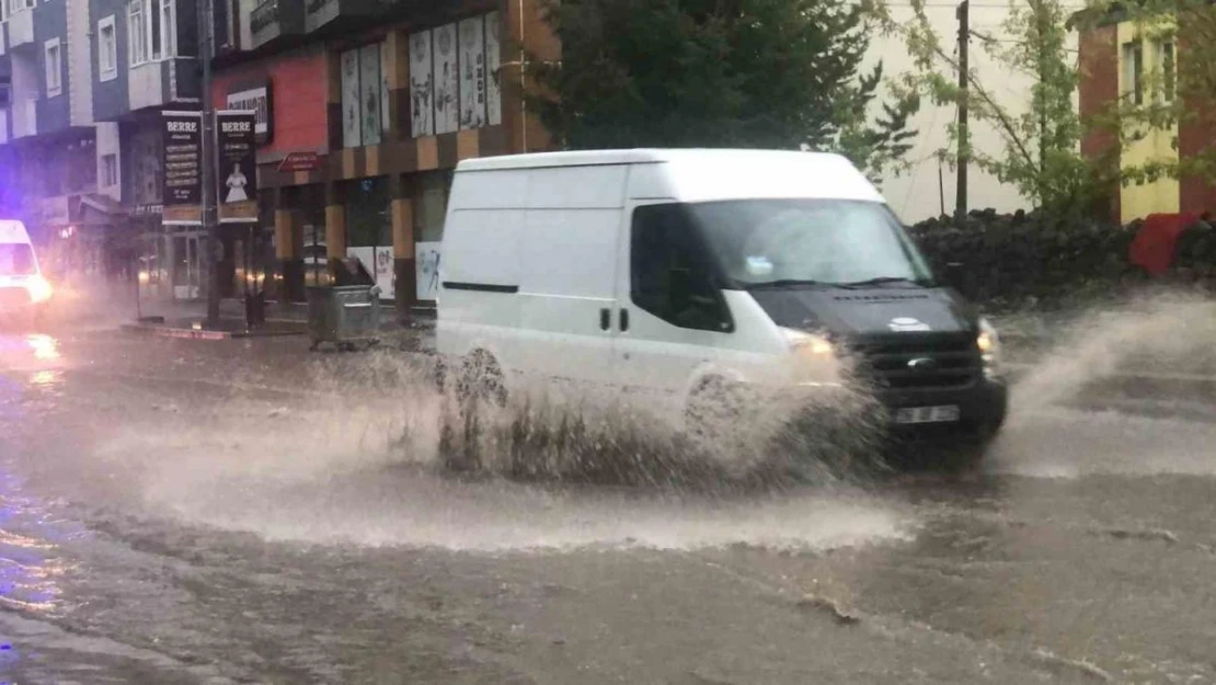 Kars'ta sağanak caddeleri göle çevirdi