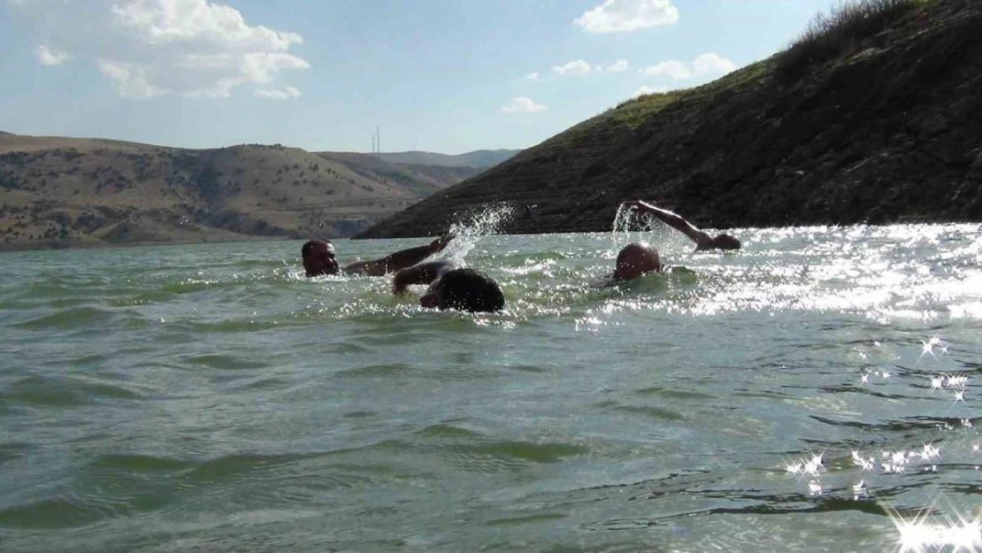 Kars'ta sıcaktan bunalan vatandaşlar barajda serinleniyor