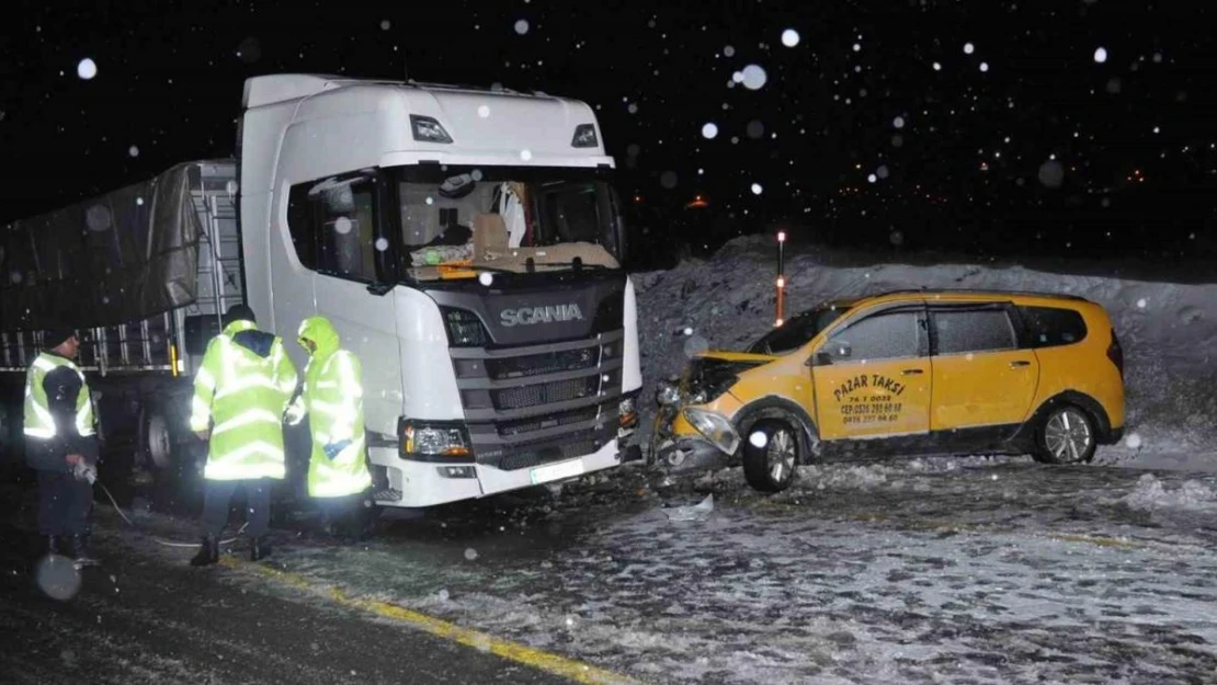 Kars'ta tır ile taksi çarpıştı: 1 ölü, 3 yaralı