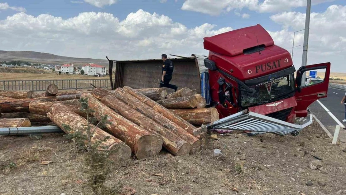 Kars'ta tomruk yüklü tır devrildi: 1 yaralı