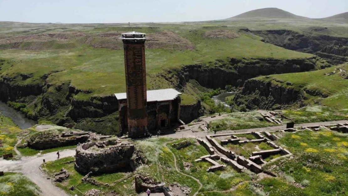 Kars'ta toprak altındaki tarih gün yüzüne çıkarılıyor