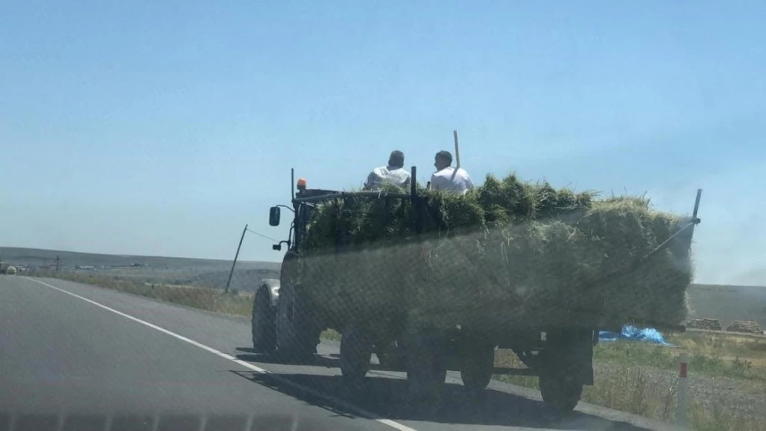 Kars'ta traktör römorkunda tehlikeli yolculuk