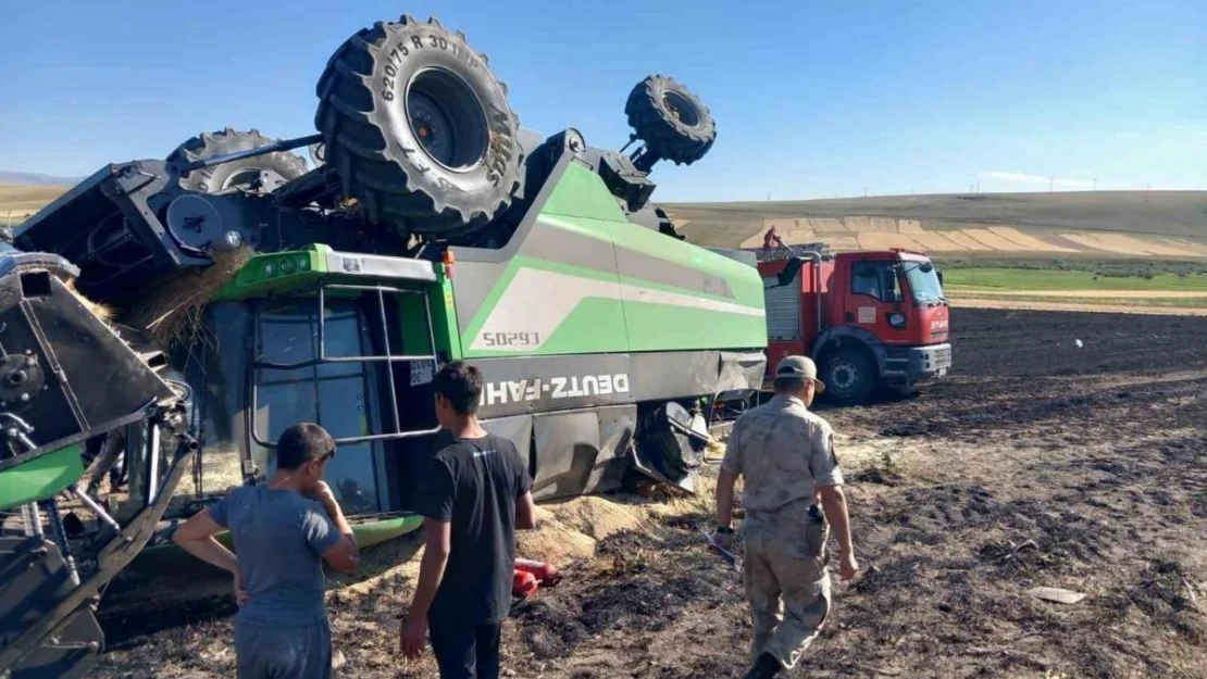 Kars'ta yangın çıkan biçerdöver devrildi