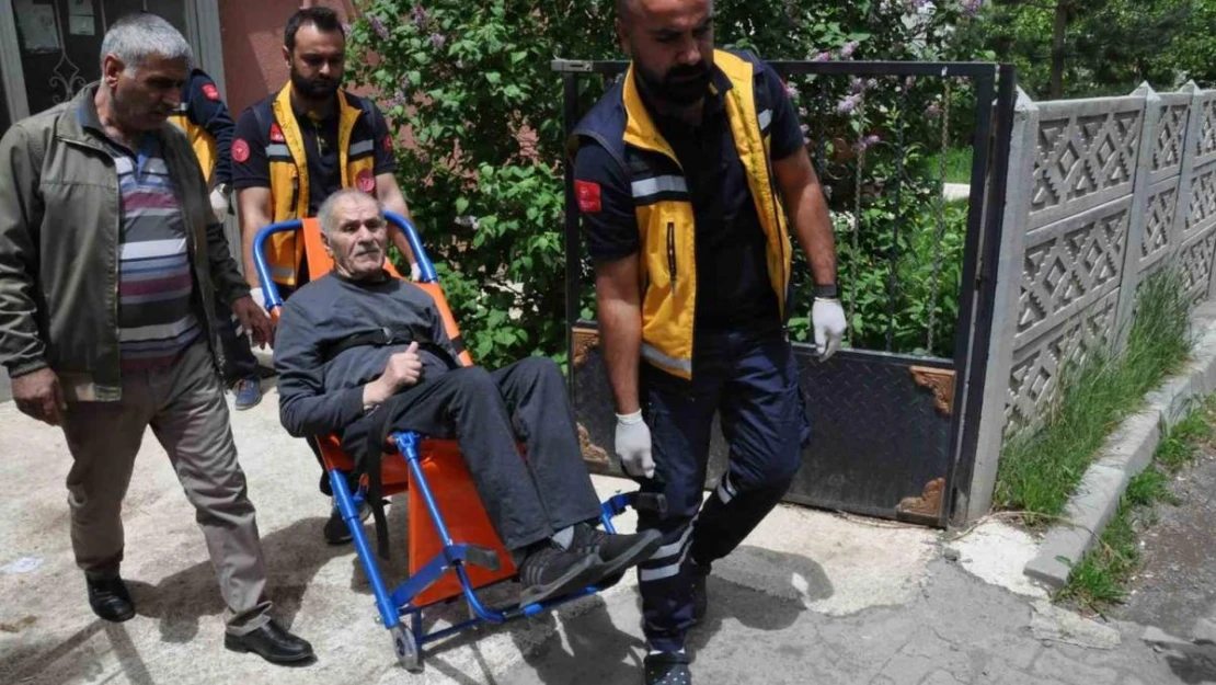 Kars'ta yaşlı çift ambulansla oy kullanmaya götürüldü