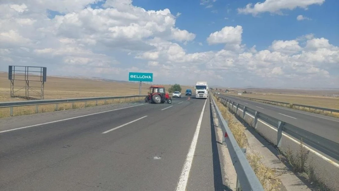 Kars'ta yolcu otobüsü traktöre çarptı: 2 yaralı