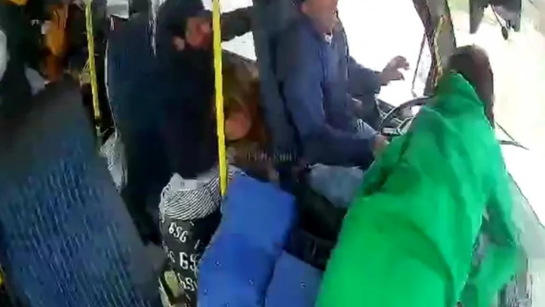 Karsan marka minibüs ile Tofaş marka otomobilin çarpışması kamerada