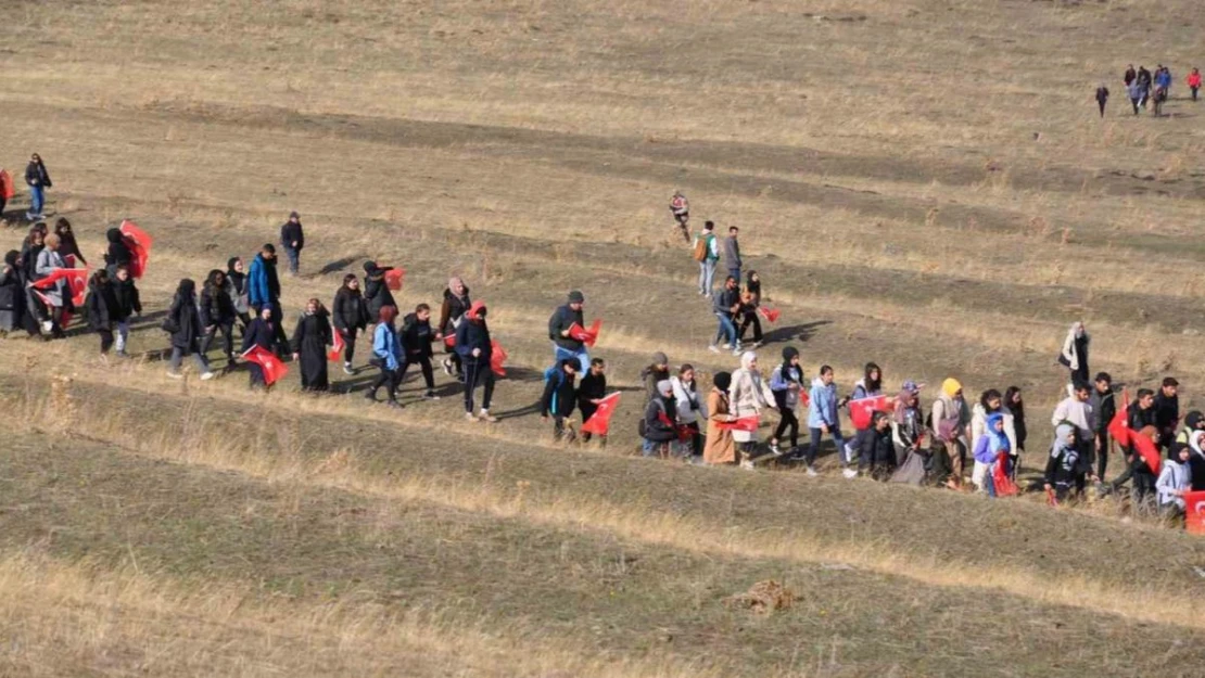 Karslı dağcılar Cumhuriyet'in 100. yılını 2 bin 254 rakımda kutladı