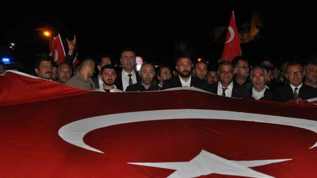 Karslılar 15 Temmuz'da demokrasi meydanını doldurdu