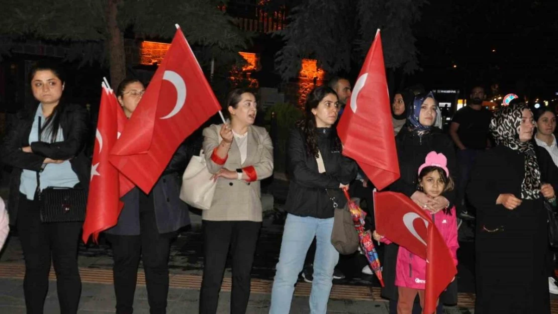 Karslılar 15 Temmuz'un 8. yıl dönümünde meydanları doldurdu