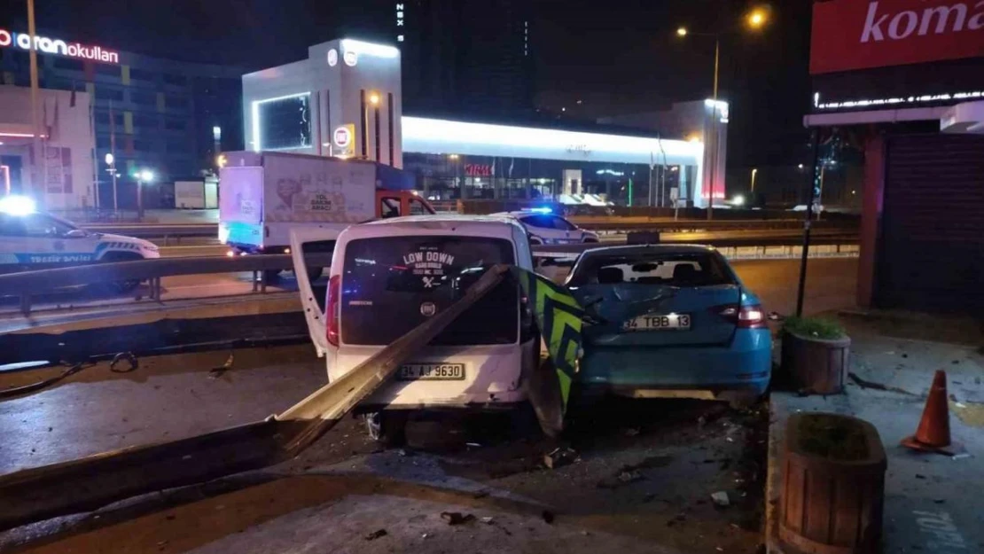 Kartal'da kontrolden çıkan araç bariyerlere ve park halindeki taksiye çarptı: 4 yaralı