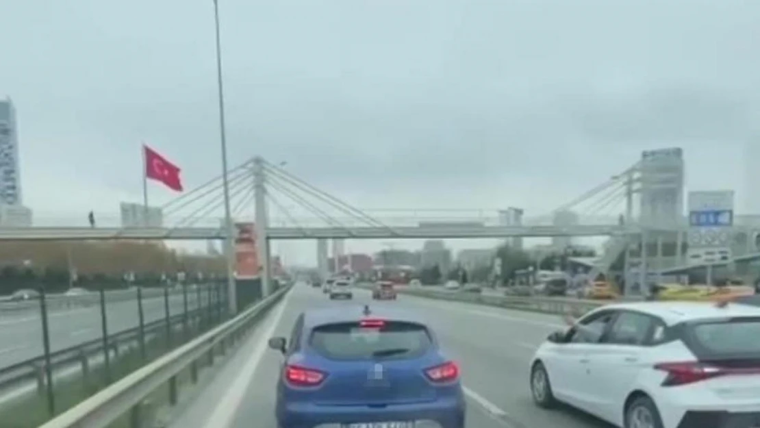 Kartal'da sol şeritte ambulansa yol vermeyen sürücü kamerada