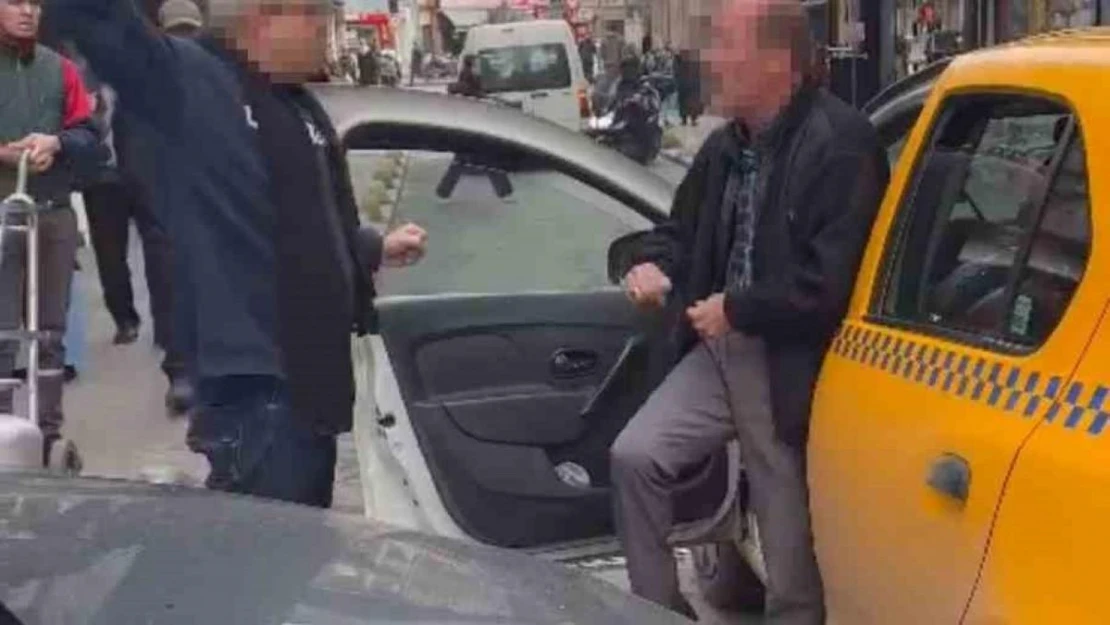 Kasımpaşa'da taksiciyle yumruklu yol verme kavgası kamerada: '10 kişi bir adama mı giriyorsunuz'