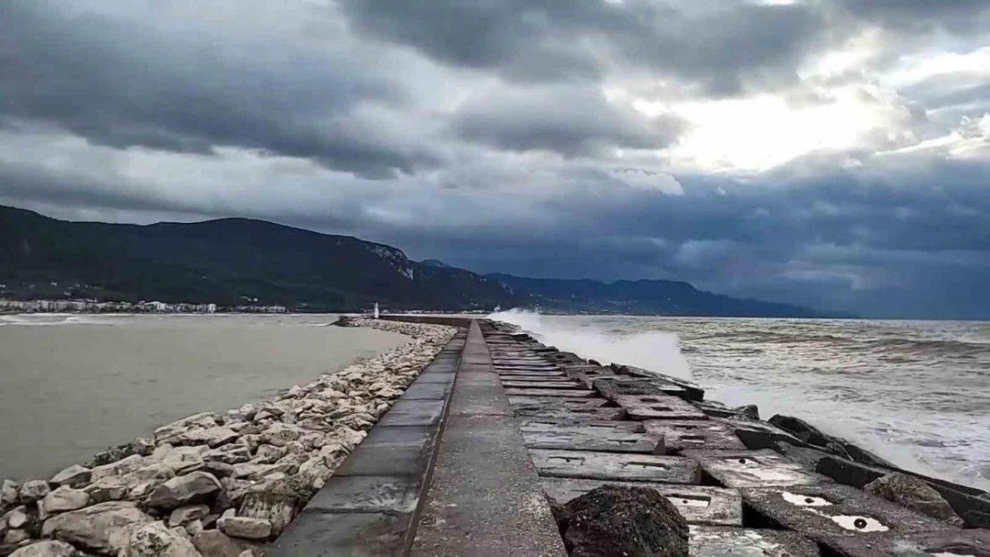 Kastamonu'da dalgalar sahili dövdü, tekneler limana sığındı