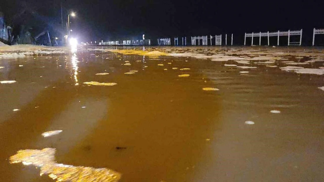 Kastamonu'da deniz kara ile birleşti, yol su altında kaldı