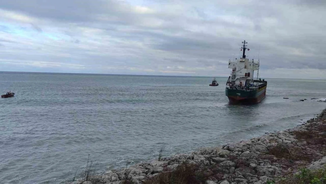 Kastamonu'da karaya oturan geminin çekilmesi için çalışma başlatıldı