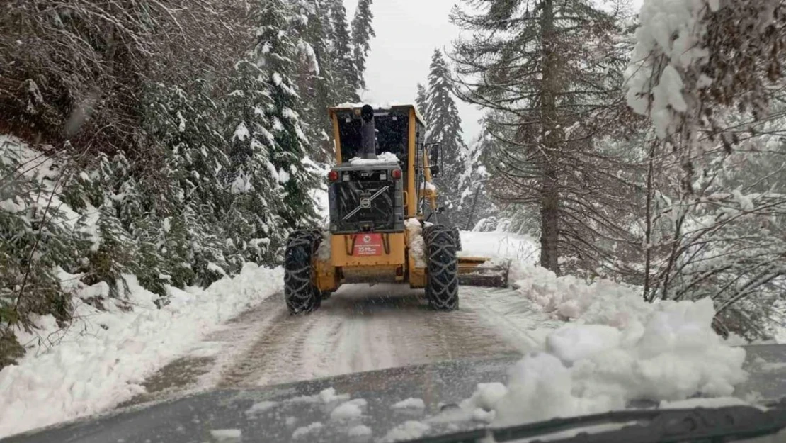 Kastamonu'da kardan kapanan yollarda çalışmalar sürüyor