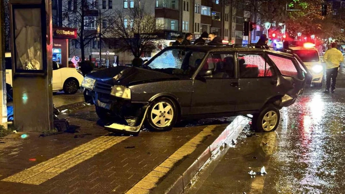 Kavşakta çarpışan iki otomobil otobüs durağına daldı: 2 yaralı