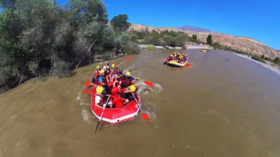 Kavurucu sıcaklarda rafting yaparak serinlediler