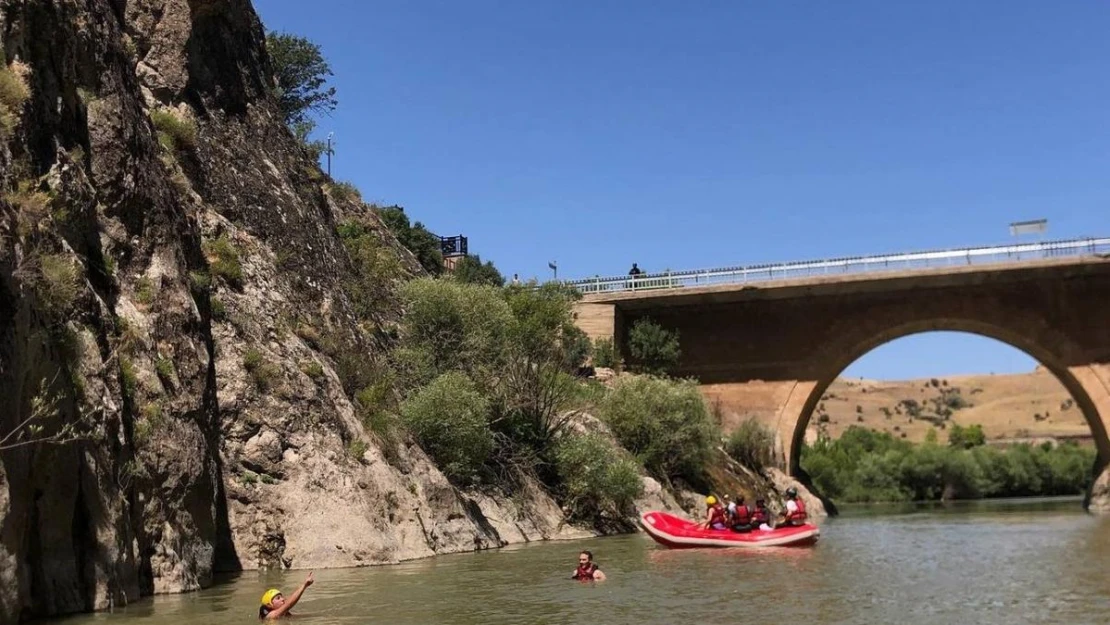 Kavurucu sıcaklarda rafting yaparak serinlediler