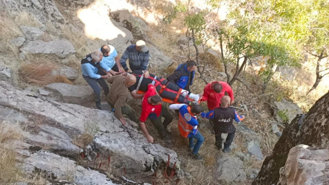 Kayadan düşerek yaralandı, ambulans helikopterle hastaneye kaldırıldı