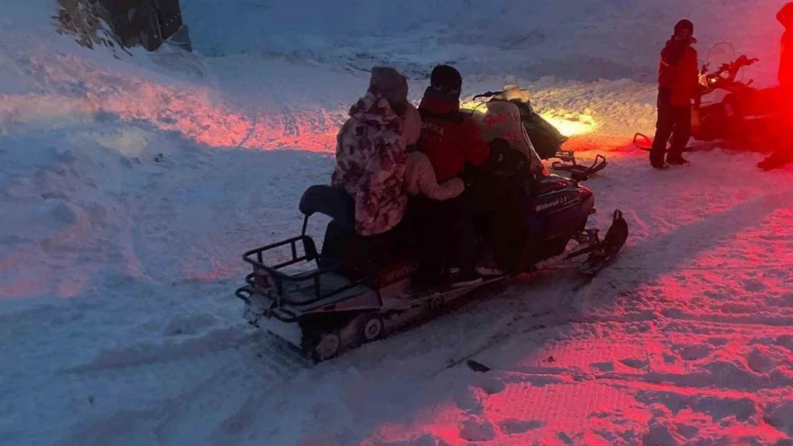 Kayak merkezinde telesiyej arızalandı, mahsur kalan 9 kişi kurtarıldı