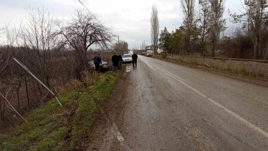 Kayganlaşan yolda direksiyon hakimiyetini kaybetti